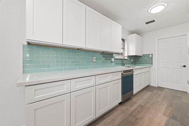 Building Photo - 16235 La Terra Dr