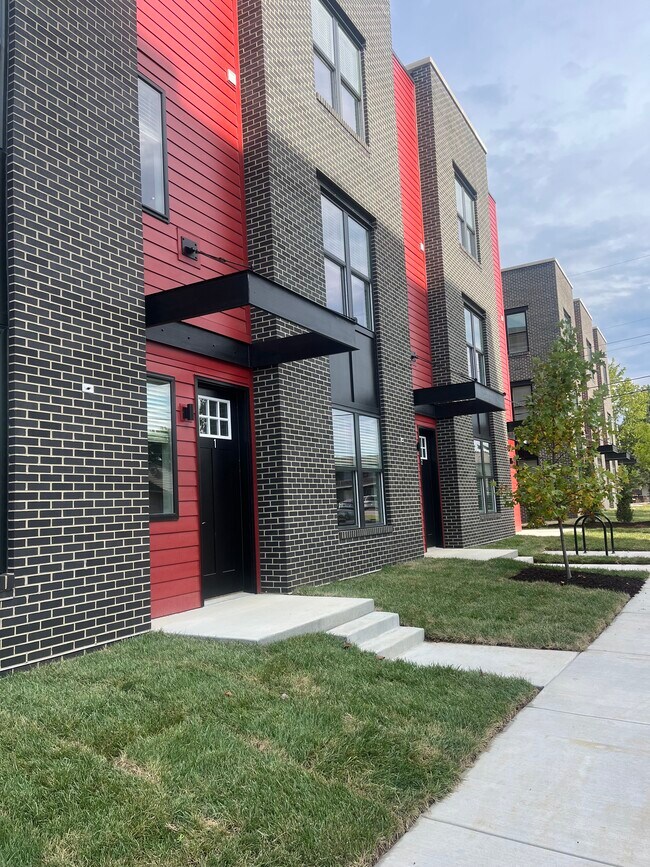 Building Photo - Lincoln Townhomes