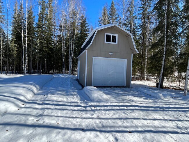 Building Photo - Newer, energy efficient, pet friendly home...