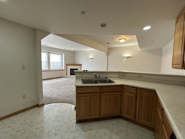 Building Photo - Spacious Townhouse Style Condo in Brookfield!