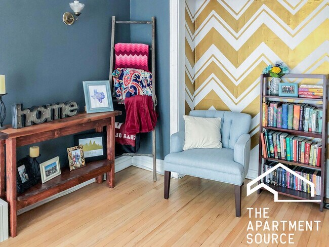 Building Photo - 436 W Surf St