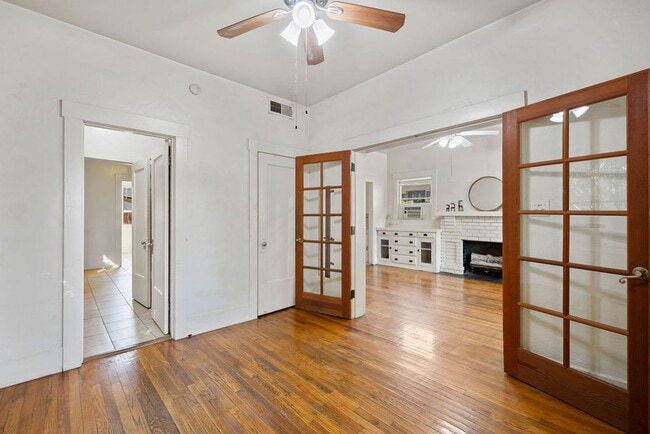 Building Photo - Vintage Bungalow Near University of Arizona