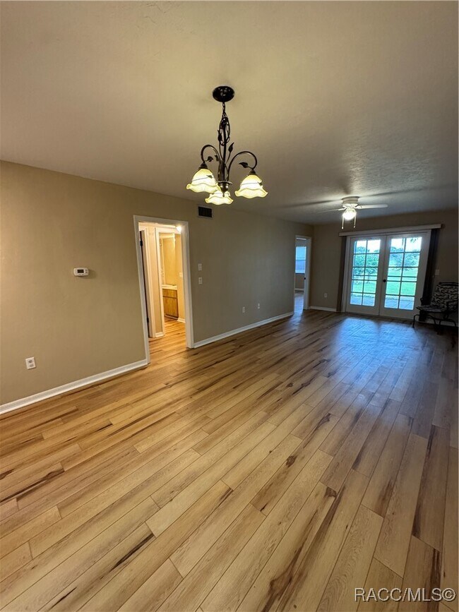 Building Photo - 790 E Gilchrist Ct