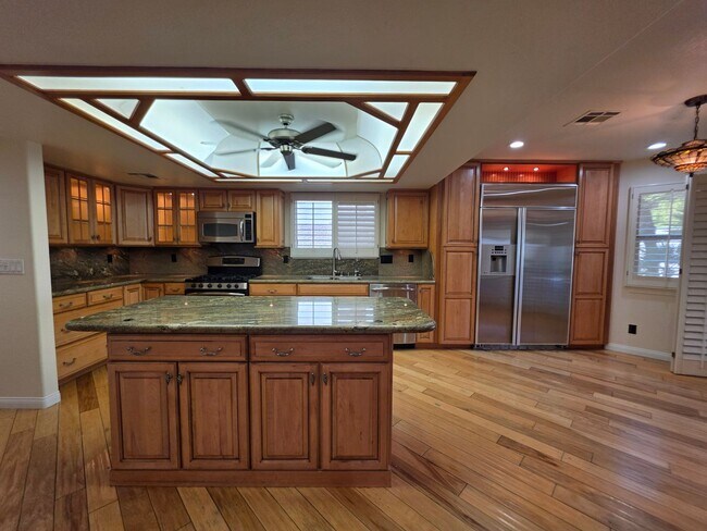 Building Photo - Spacious Home in the Heart of Green Valley