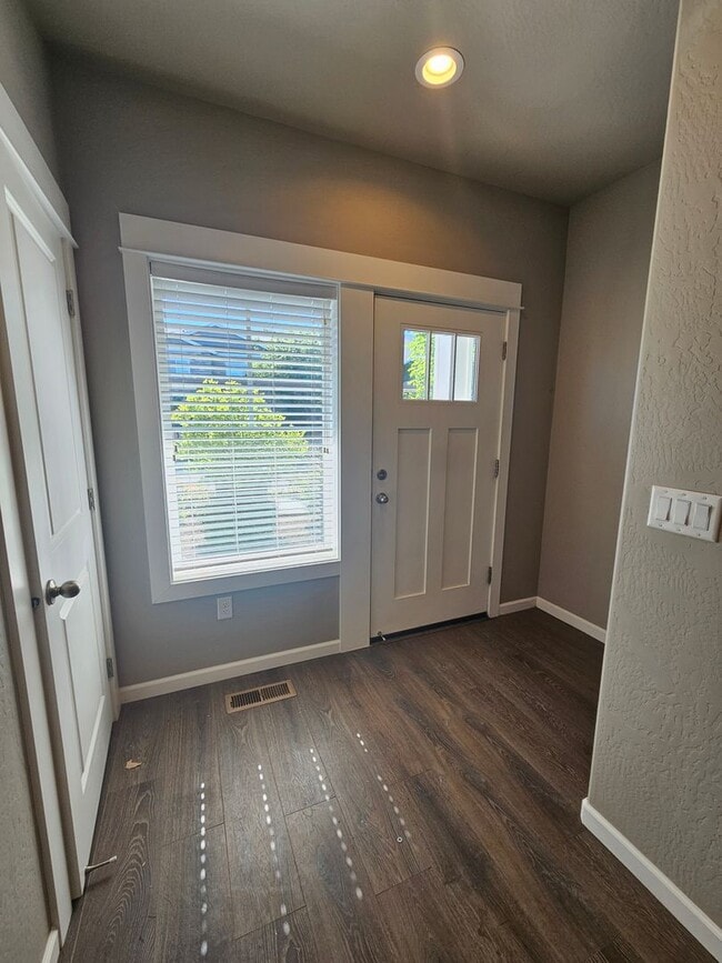 Building Photo - Beautiful 3 Bedroom Townhouse! Won't Last!