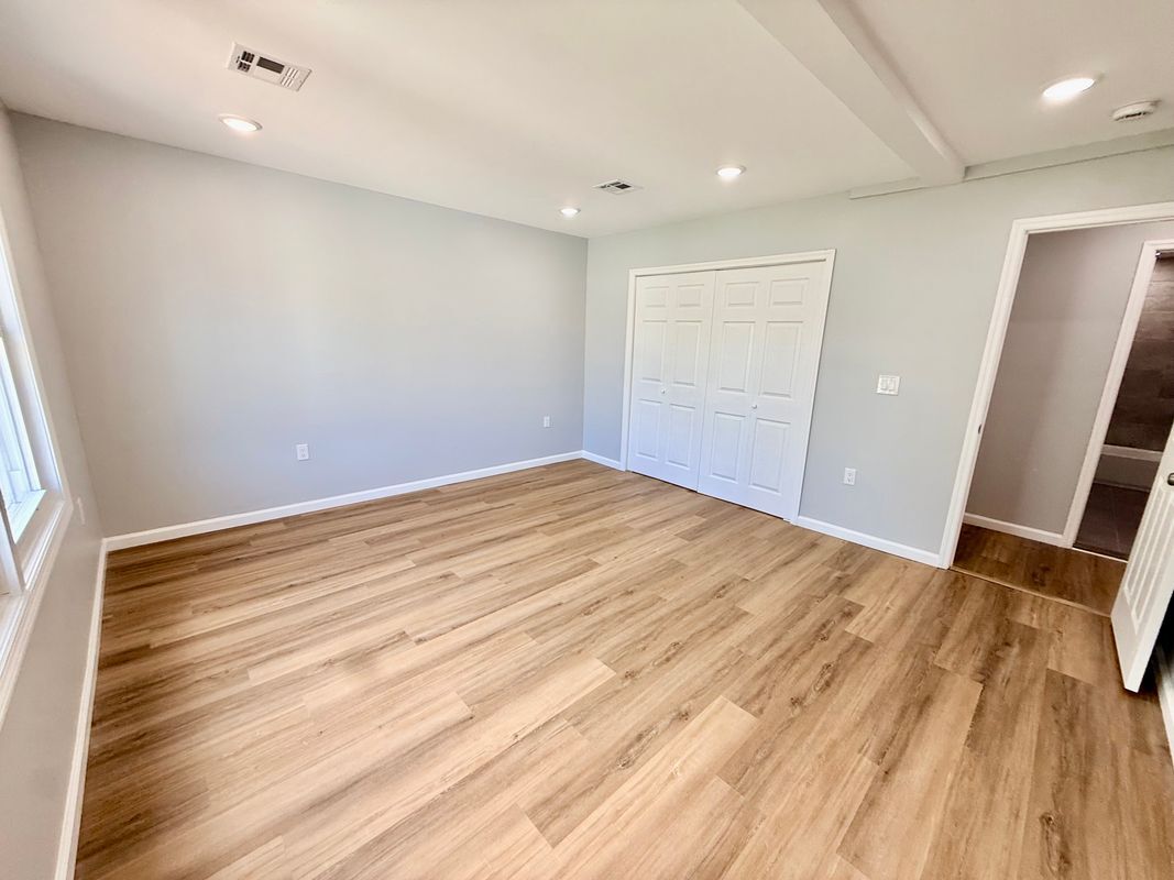 Building Photo - 13 Roosevelt Ave