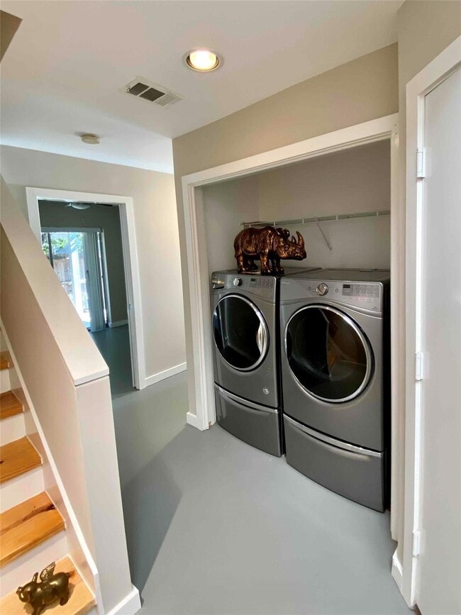 Building Photo - 823 Robin St