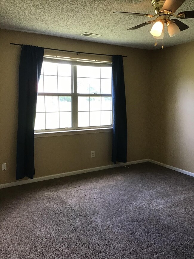 Building Photo - 13 Shayna Dr