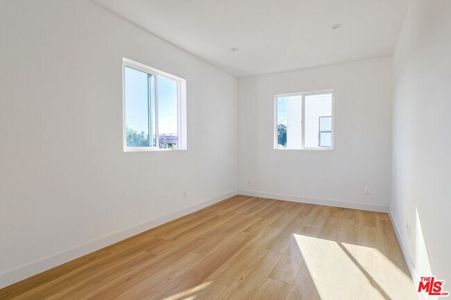 Building Photo - 1921 1/2 Carmona Ave