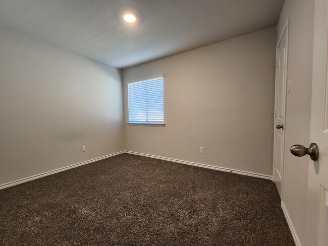 Building Photo - "Bright and Beautiful 3-Bedroom 2-Bath Hom...