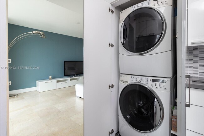 Building Photo - 5900 Collins Ave