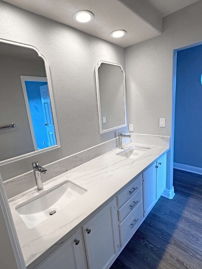 Building Photo - La Mesa Four-Plex Townhouse with Decks & G...