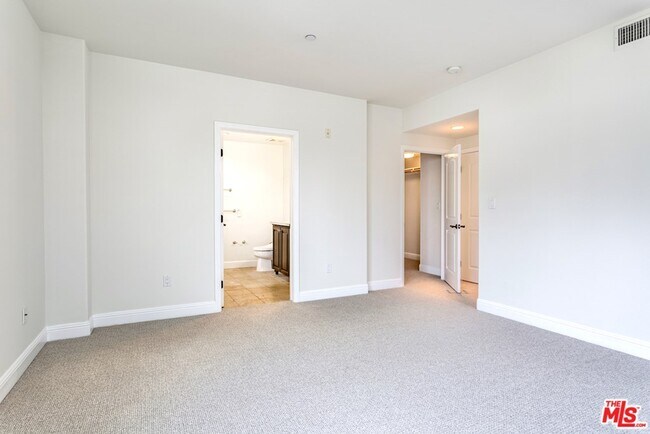 Building Photo - 5037 Rosewood Ave