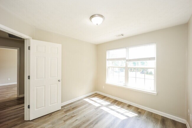 Building Photo - 9422 Lakeview Rd