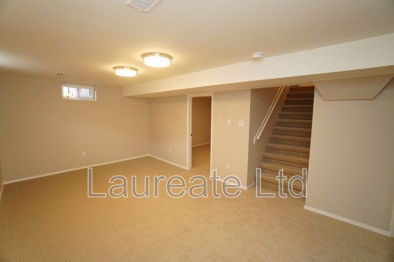 Building Photo - 2268 W Maplewood Ave