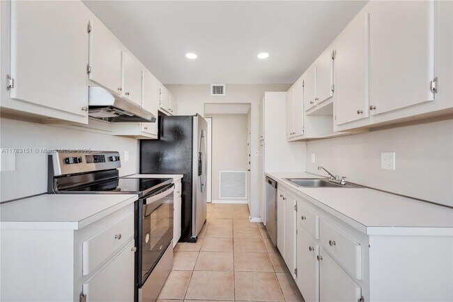 Building Photo - 1300 NE Miami Gardens Dr