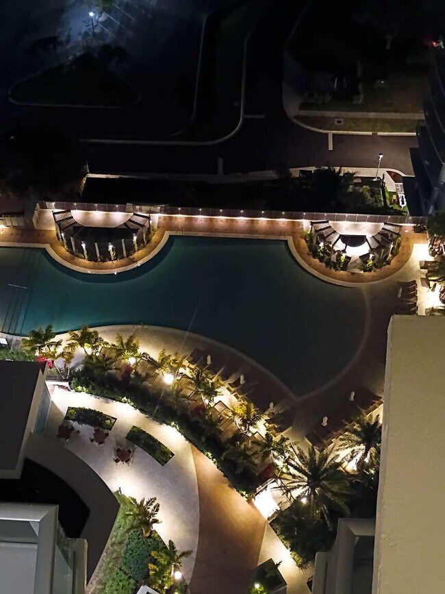 Building Photo - 220 Lake Shore Dr