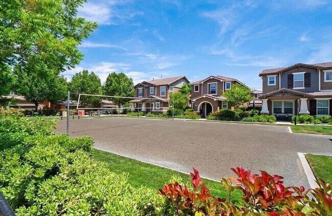 Building Photo - 2544 Kenwood Ct