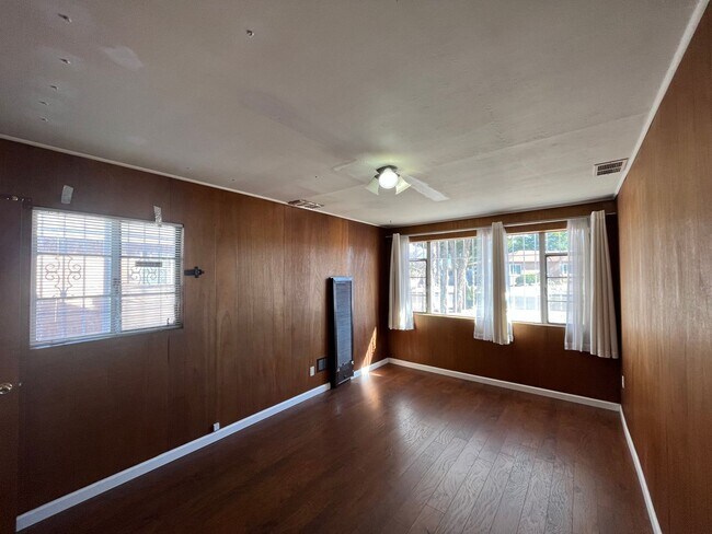 Building Photo - Cute 3 Bedroom 2 Bathroom Home In The NE!