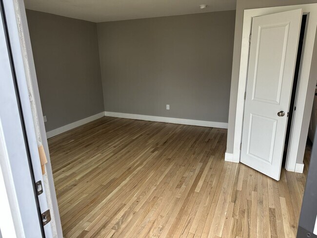 Building Photo - 234 Oak St