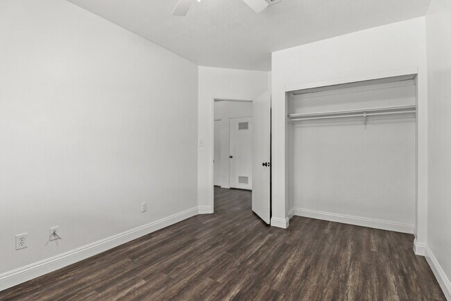 Building Photo - Welcome to your entertainers dream home!
