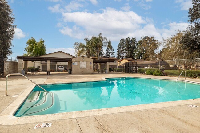 Building Photo - Beautiful 2 Bedroom Townhouse in Santee | Spacious Yard!