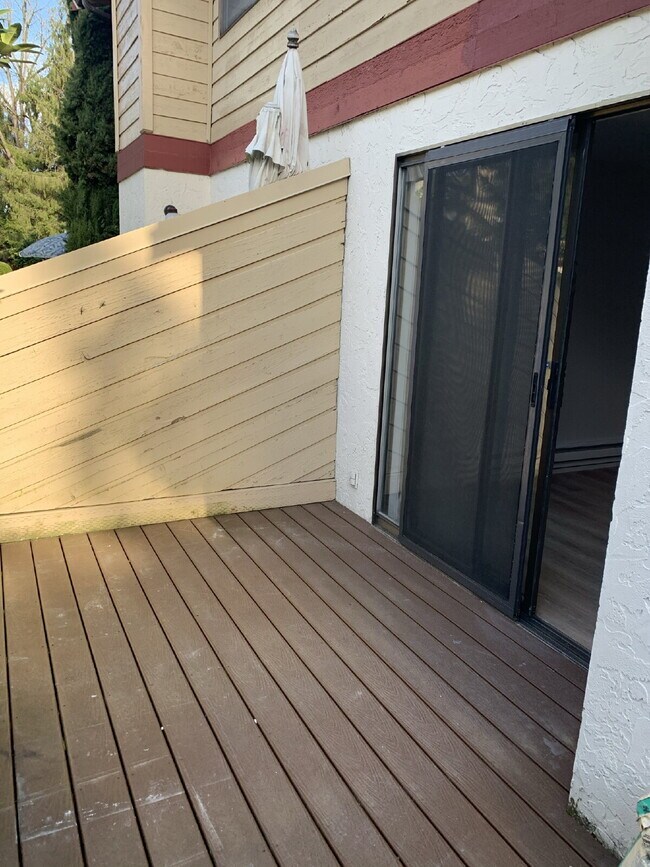 Building Photo - Townhome Available for Move-In!