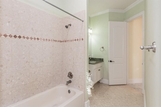 Building Photo - 1004 Drake Dr