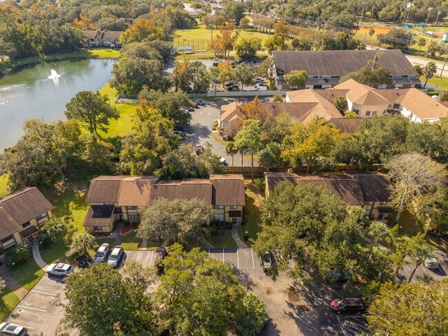 Building Photo - Beautiful Two-Story Townhome in Ormond Beach