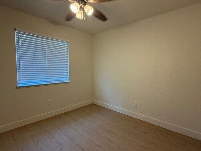 Building Photo - Beautifully Remodeled 3 Bed / 2 Bath Duplex – Walk to Downtown!