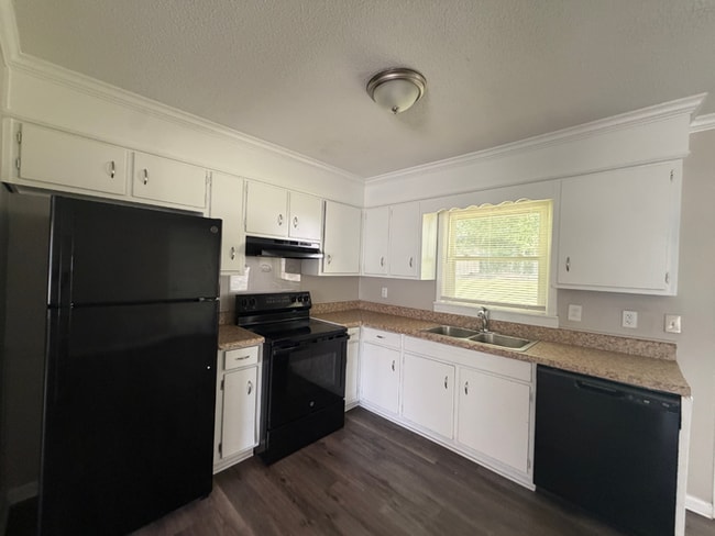 Building Photo - 3BR/2BA Huntsville Rental with 1-Car Garage, Hardwood Flooring & Fenced Yard