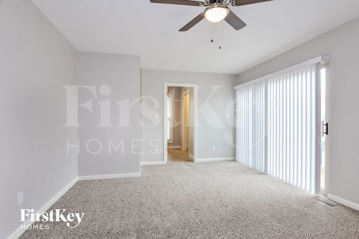 Building Photo - 7 St Valery Ct