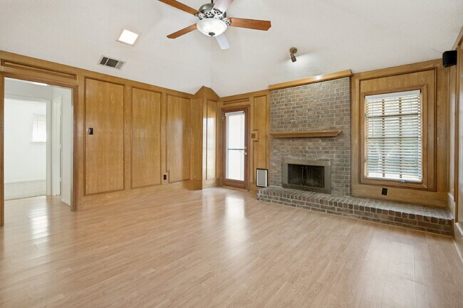 Building Photo - Charming 2BD Home in Far North Dallas