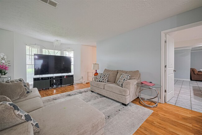 Building Photo - 13351 Oak Leaf Ln