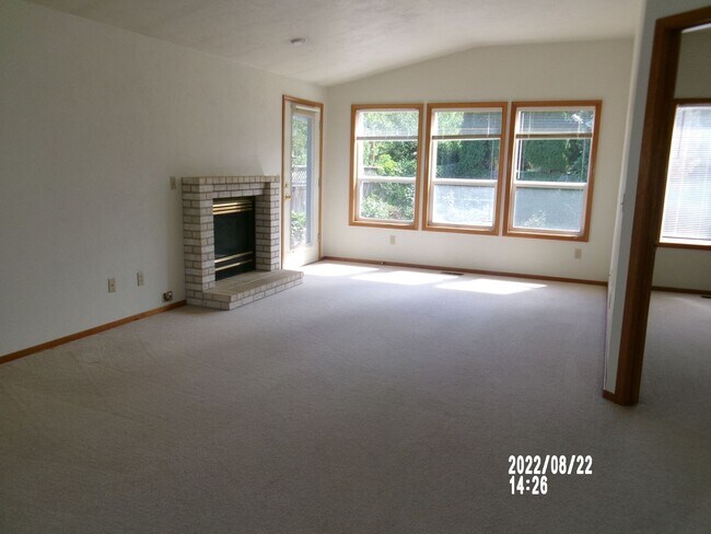 Building Photo - 1431 SW Birdie Dr