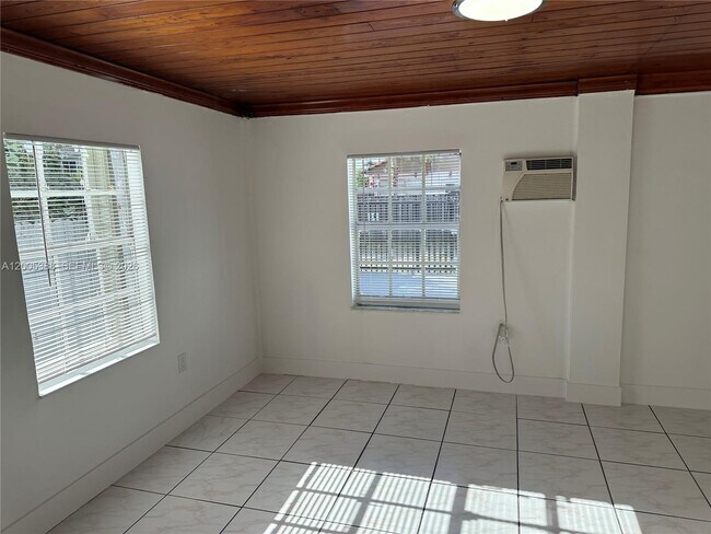 Building Photo - 1765 SW 21st St