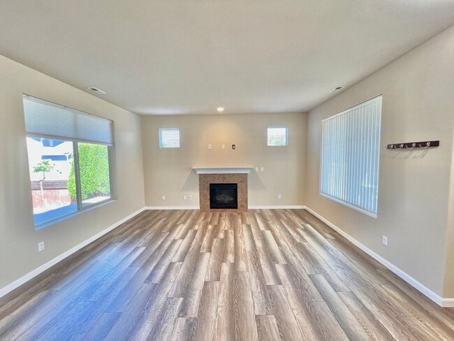 Building Photo - LIKE NEW Truly a MUST SEE! Move-in Ready