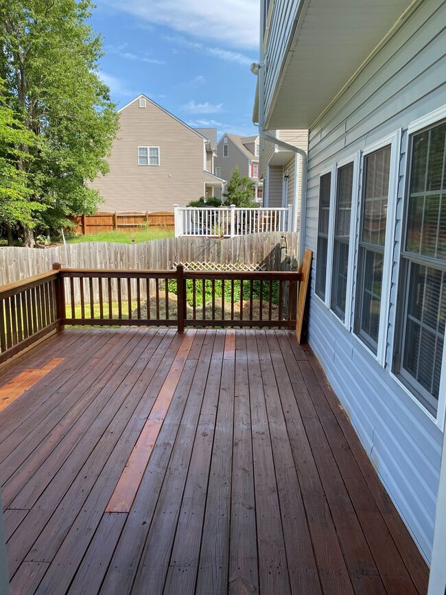 Building Photo - Stunning 4bdrm/2.5bth Home w/Loft Located ...