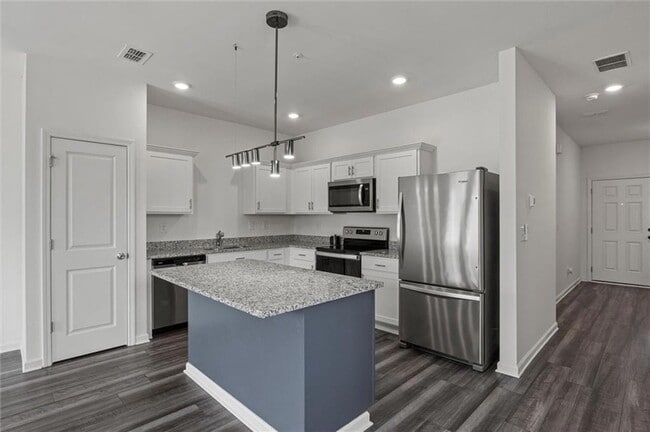 Building Photo - 595 Magnolia Cir