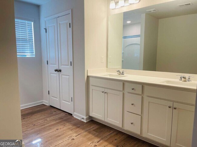 Building Photo - 160 Founders Dr