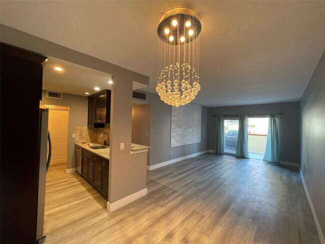 Building Photo - 400 N Riverside Dr