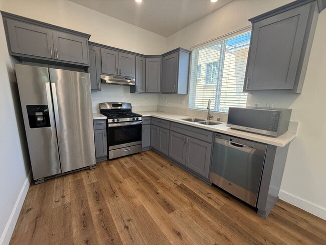 Building Photo - Beautiful 3-Bedroom Townhome in Sherman Oaks!