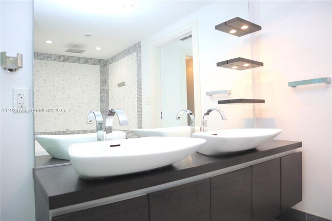 Building Photo - 200 Biscayne Blvd Way