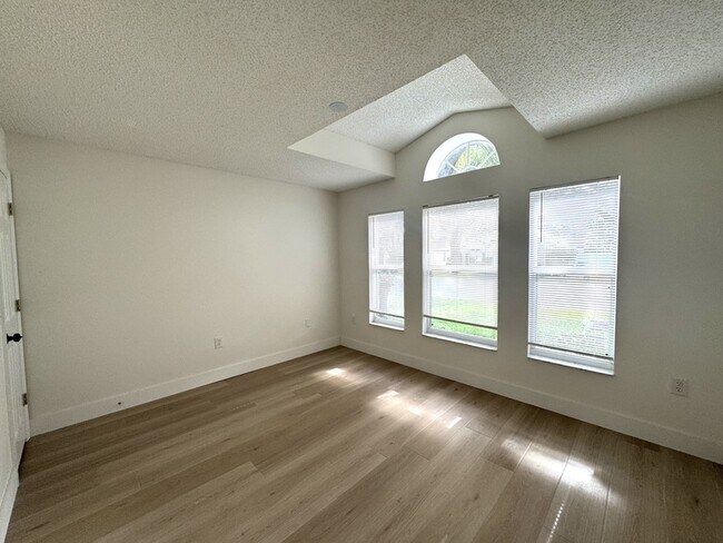 Building Photo - 964 Vanderbilt Dr
