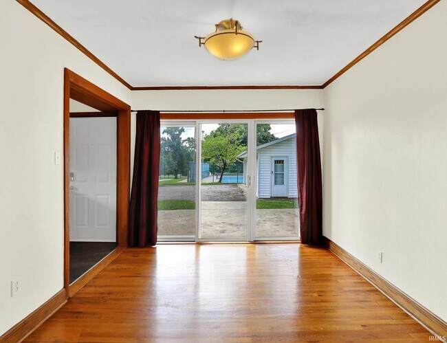 Building Photo - 916 E Maxwell Ln