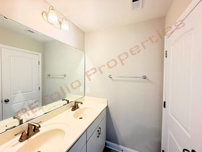 Building Photo - 713 Newlyn Dr