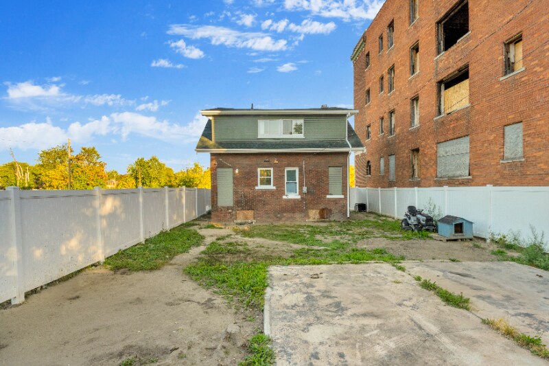 Building Photo - 3001 Gladstone St