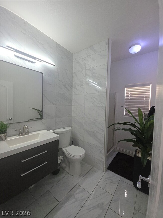 Building Photo - 7180 N Campbell Rd