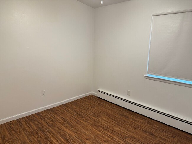 Building Photo - 3 bedrooms, 2 bathrooms, fenced in yard, e...