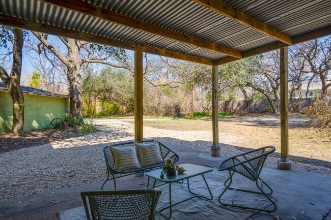 Building Photo - J07